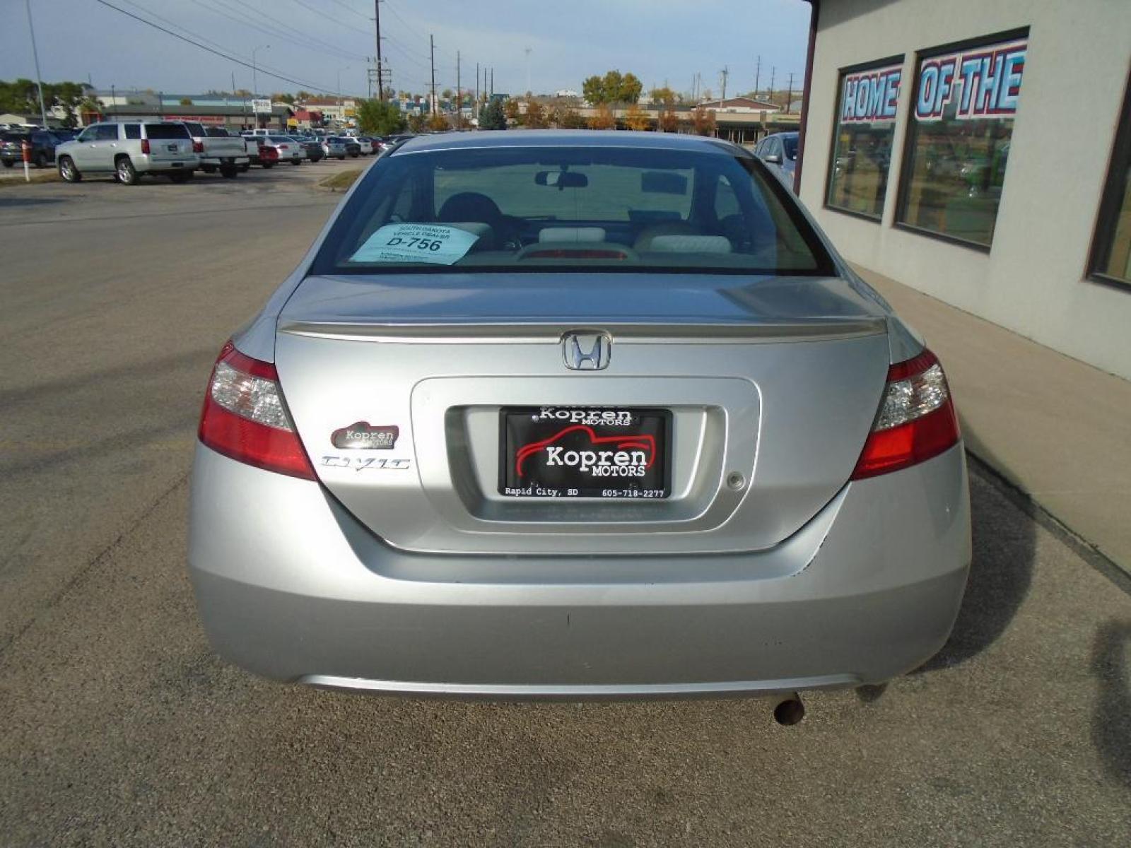 2010 Alabaster Silver Metallic /Gray Honda Civic LX (2HGFG1B64AH) with an 1.8 liter 4 Cylinder Engine engine, Automatic transmission, located at 222 N Cambell St., Rapid City, SD, 57701, (866) 420-2727, 44.081833, -103.191032 - This vehicle is front wheel drive. This model has a 1.8 liter 4 Cylinder Engine high output engine. This unit emanates grace with its stylish gray exterior. Stay safe with additional front side curtain airbags. It has an automatic transmission. Light weight alloy wheels on this 2010 Honda Civic are - Photo #5