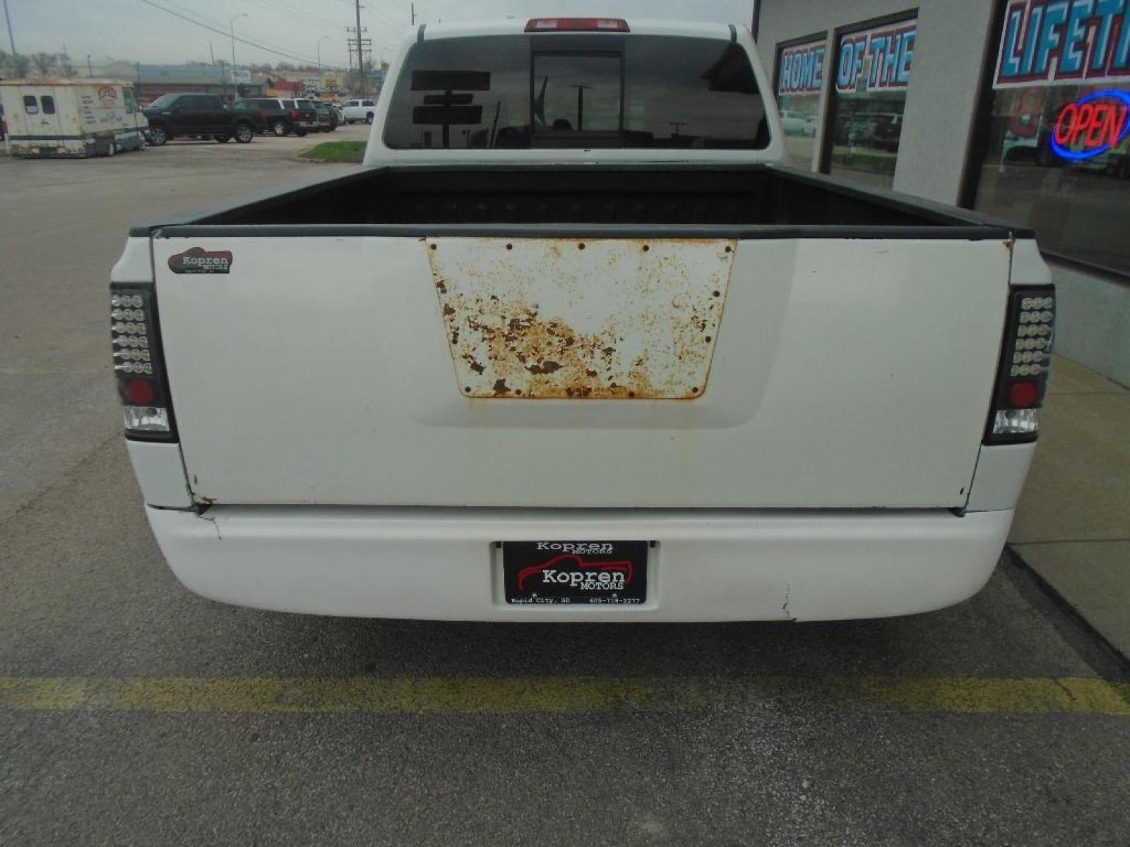 2006 WHITE Nissan Titan SE (1N6BA06A06N) with an 5.6 liter 8 Cylinder Engine engine, located at 222 N Cambell St., Rapid City, SD, 57701, (866) 420-2727, 44.081833, -103.191032 - This 2006 Nissan Titan shines with clean polished lines coated with an elegant white finish. Enjoy the incredible handling with the rear wheel drive on this Nissan Titan. The vehicle has a 5.6 liter 8 Cylinder Engine high output engine. Anti-lock brakes are standard on this unit. Easily set your sp - Photo #2