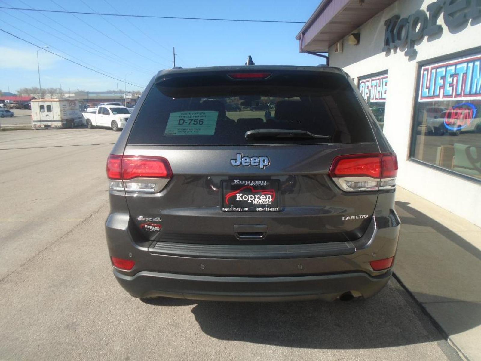 2020 GRAY Jeep Grand Cherokee (1C4RJFAG4LC) with an V6, 3.6L engine, Automatic transmission, located at 222 N Cambell St., Rapid City, SD, 57701, (866) 420-2727, 44.081833, -103.191032 - Photo #2