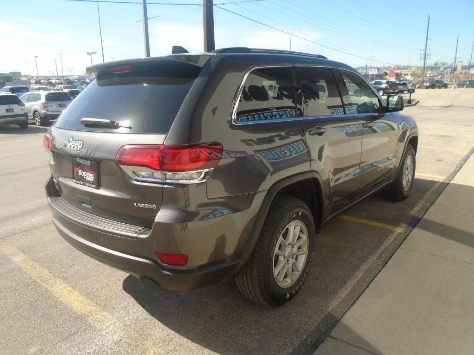 2020 GRAY Jeep Grand Cherokee (1C4RJFAG4LC) with an V6, 3.6L engine, Automatic transmission, located at 222 N Cambell St., Rapid City, SD, 57701, (866) 420-2727, 44.081833, -103.191032 - Photo #3