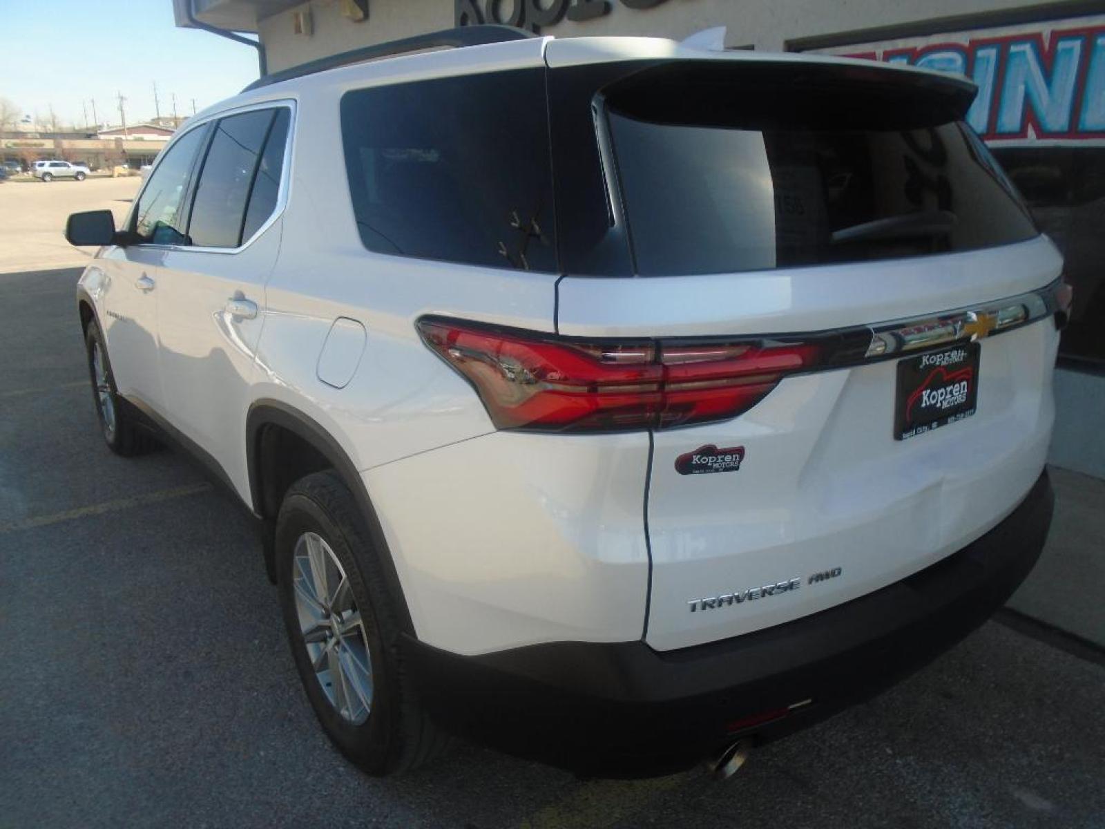 2022 Summit White Chevrolet Traverse LT Cloth (1GNEVGKWXNJ) with an V6, 3.6L engine, 9-speed automatic transmission, located at 222 N Cambell St., Rapid City, SD, 57701, (866) 420-2727, 44.081833, -103.191032 - This vehicle is a certified CARFAX 1-owner. The rear parking assist technology on this unit will put you at ease when reversing. The system alerts you as you get closer to an obstruction. This model features a hands-free Bluetooth phone system. Set the temperature exactly where you are most comfort - Photo #1