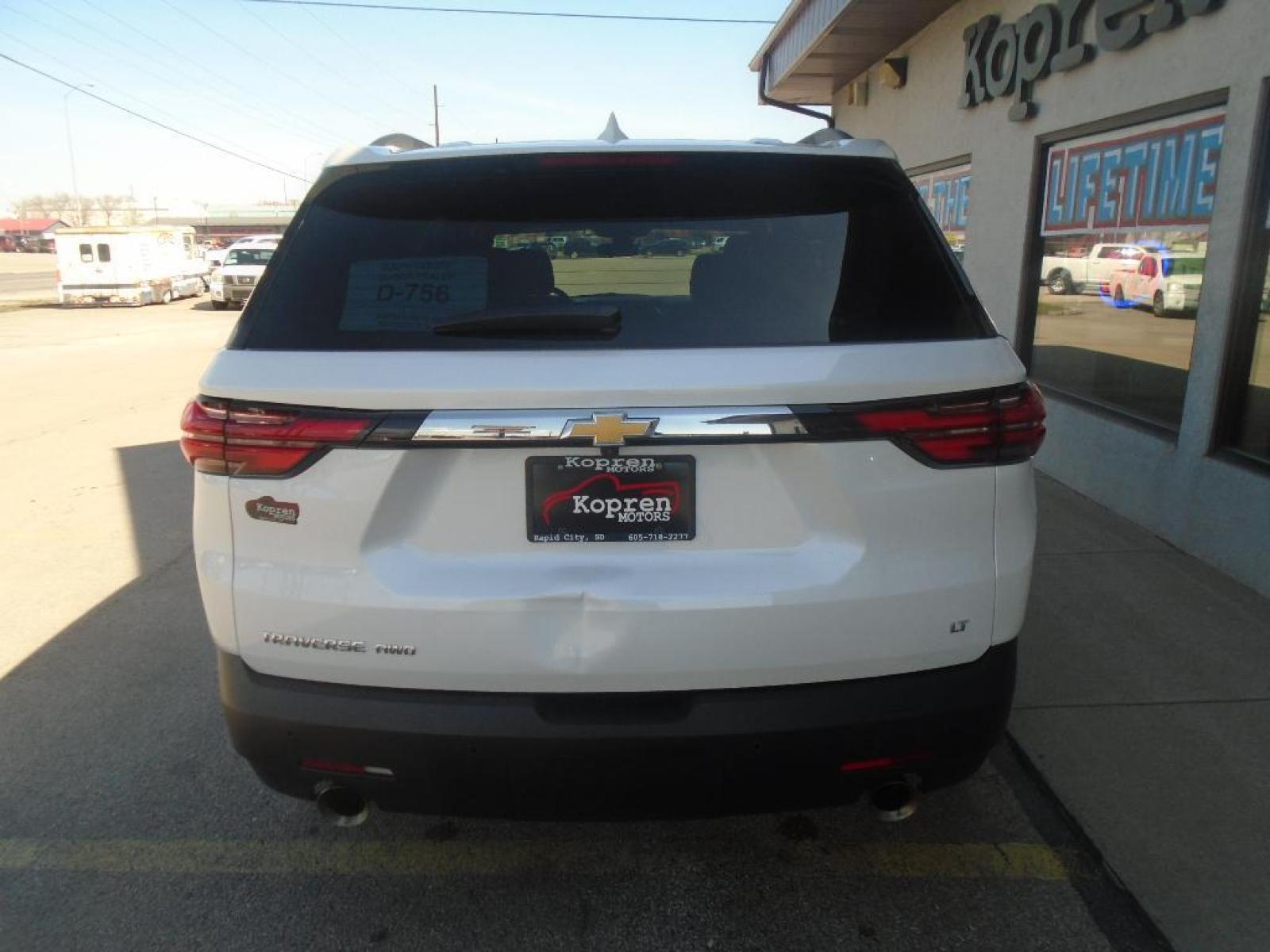 2022 Summit White Chevrolet Traverse LT Cloth (1GNEVGKWXNJ) with an V6, 3.6L engine, 9-speed automatic transmission, located at 222 N Cambell St., Rapid City, SD, 57701, (866) 420-2727, 44.081833, -103.191032 - This vehicle is a certified CARFAX 1-owner. The rear parking assist technology on this unit will put you at ease when reversing. The system alerts you as you get closer to an obstruction. This model features a hands-free Bluetooth phone system. Set the temperature exactly where you are most comfort - Photo #2