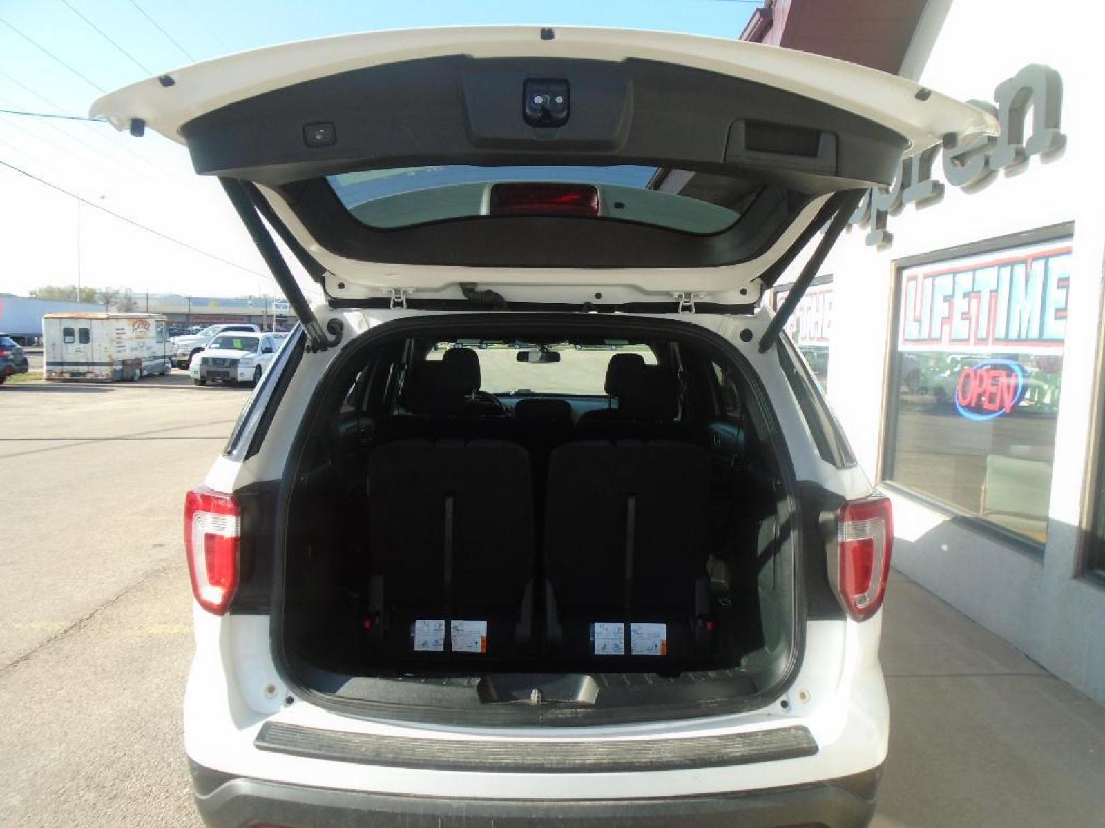 2019 Oxford White /Ebony Black Ford Explorer XLT (1FM5K8D86KG) with an V6, 3.5L engine, 6-speed automatic transmission, located at 222 N Cambell St., Rapid City, SD, 57701, (866) 420-2727, 44.081833, -103.191032 - <b>Equipment</b><br>See what's behind you with the back up camera on it. Our dealership has already run the CARFAX report and it is clean. A clean CARFAX is a great asset for resale value in the future. Bluetooth technology is built into the vehicle, keeping your hands on the steering wheel and you - Photo #28