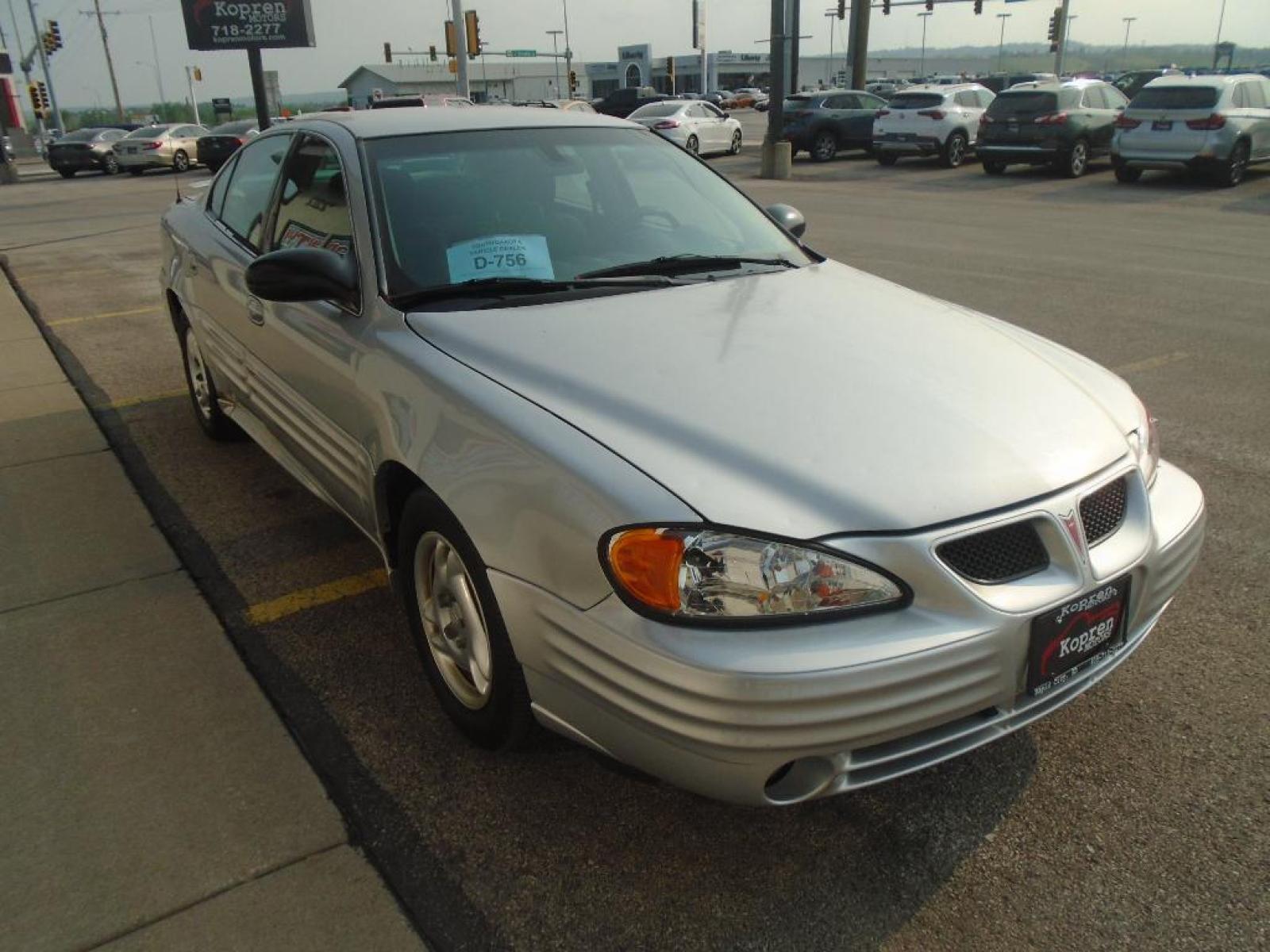 2002 Galaxy Silver Metallic Pontiac Grand Am SE1 (1G2NF52F22C) with an L4, 2.2L engine, 5-speed manual transmission, located at 222 N Cambell St., Rapid City, SD, 57701, (866) 420-2727, 44.081833, -103.191032 - The Pontiac Grand Am shines with an exquisite metallic silver exterior finish. The vehicle has a L4, 2.2L high output engine. This model is front wheel drive. Maintaining a stable interior temperature in this 2002 Pontiac Grand Am is easy with the climate control system. Anti-lock brakes are standa - Photo #4