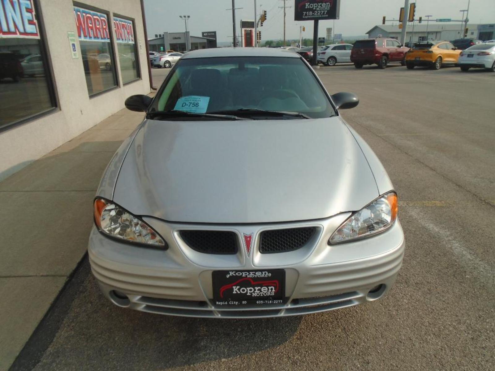 2002 Galaxy Silver Metallic Pontiac Grand Am SE1 (1G2NF52F22C) with an L4, 2.2L engine, 5-speed manual transmission, located at 222 N Cambell St., Rapid City, SD, 57701, (866) 420-2727, 44.081833, -103.191032 - The Pontiac Grand Am shines with an exquisite metallic silver exterior finish. The vehicle has a L4, 2.2L high output engine. This model is front wheel drive. Maintaining a stable interior temperature in this 2002 Pontiac Grand Am is easy with the climate control system. Anti-lock brakes are standa - Photo #5