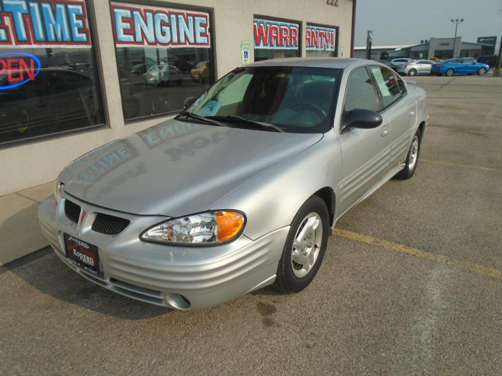 2002 Galaxy Silver Metallic Pontiac Grand Am SE1 (1G2NF52F22C) with an L4, 2.2L engine, 5-speed manual transmission, located at 222 N Cambell St., Rapid City, SD, 57701, (866) 420-2727, 44.081833, -103.191032 - The Pontiac Grand Am shines with an exquisite metallic silver exterior finish. The vehicle has a L4, 2.2L high output engine. This model is front wheel drive. Maintaining a stable interior temperature in this 2002 Pontiac Grand Am is easy with the climate control system. Anti-lock brakes are standa - Photo #6